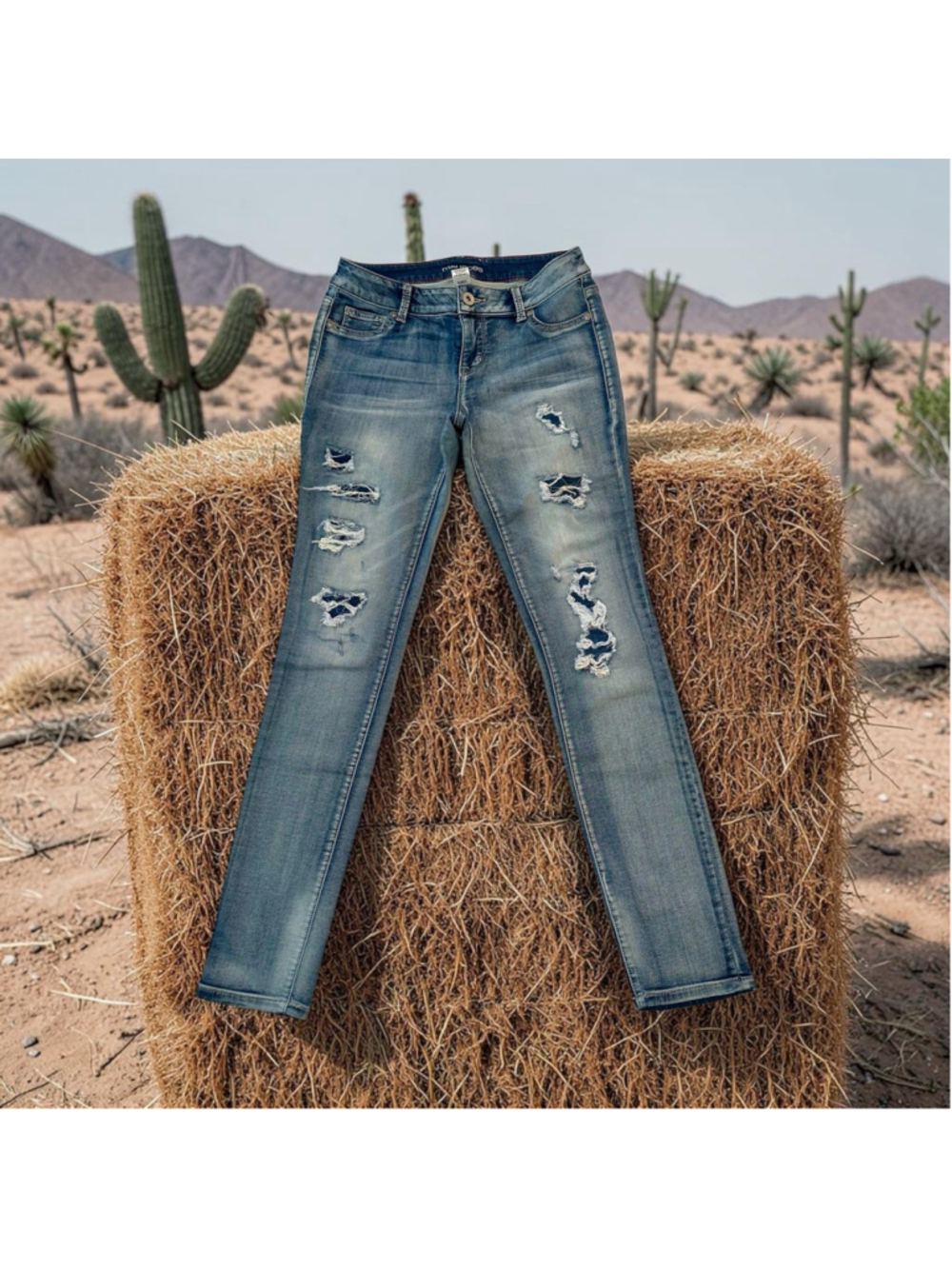 Maurices Jeans Womens Small 28 X 33 Light Blue Low-Rise Distressed & Destructed